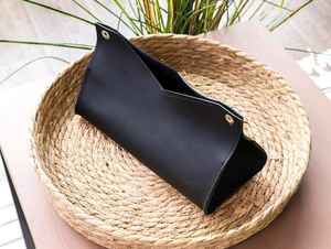 Cubierta de caja de pañuelos, organizador de servilletas de cuero, decoración de mesa de comedor personalizada, regalo de inauguración de la casa R - Product Image 4