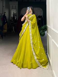 Lehenga de fête traditionnelle avec broderie de paillettes de codage de perles - Product Image 3