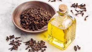 Aceite de hoja de clavo: Aceite Esencial versátil para cocinar con aromaterapia y remedios naturales para exportación mundial desde India - Product Image 5