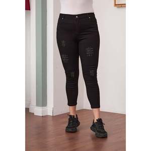 Jeans en denim noir grande taille RMG avec embellissements en pierres - Pantalon droit confortable en mélange de coton pour femmes - Product Image 1