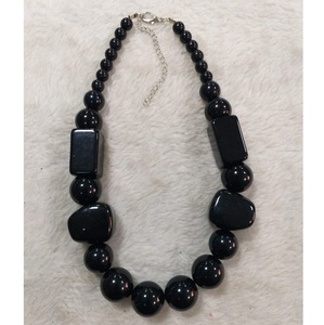 Collier en perles de résine Angel, déclaration de mode, design volumineux, bijoux faits à la main - Product Image 4