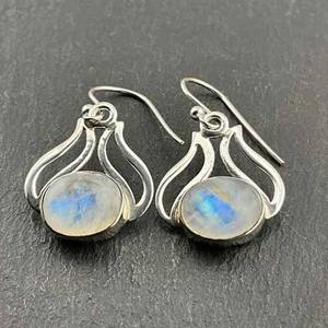 Boucles d'oreilles en pierre de lune renouvelée, laiton, vintage, faites à la main, bijoux certifiés IGI, Surgyan Saini, saison estivale, mariage - Product Image 4