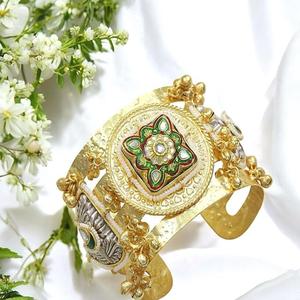 Pulsera tradicional de aspecto simple de diseñador con piedras brillantes para niñas Diseño brillante de moda para regalo para mujeres - Product Image 1