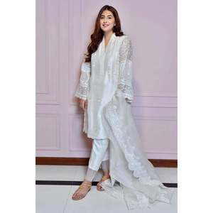 ชุดเสื้อคาร์เนชั่นผ้าซาตินสีขาวพร้อมผ้าคลุมไหล่และกางเกง - Product Image 1
