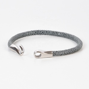 Fabricant indien des meilleures ventes de bijoux pour hommes confortables cousus à la machine en cuir et daim imprimé - Product Image 4