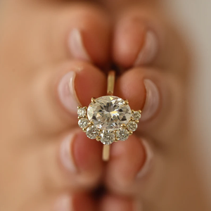 Anillo de compromiso de oro macizo de 14 quilates para mujer, conjunto de medio halo de piedra cultivada en laboratorio de corte ovalado único, joyería fina romántica para boda - Product Image 4