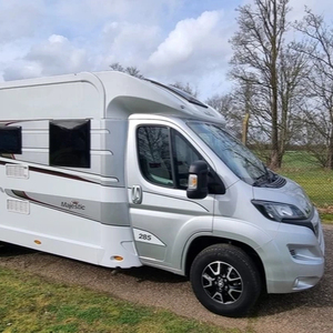 Camping-car de luxe d'occasion Majestic 285 4 couchages, Euro 5, blanc, avec four à micro-ondes, charge utile 11000 kg, idéal pour le camping - Product Image 1