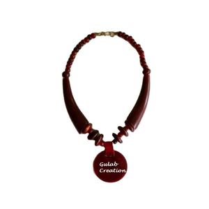 Collier pendentif en corne de buffle fabriqué à la main en couleurs naturelles mélangées bijoux Boho de style tribal pour femmes avec charme ethnique biologique - Product Image 1