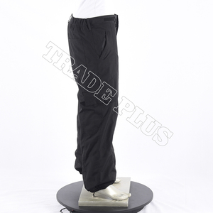 Pantalon de neige unisexe de style cargo noir imperméable et doublé polaire pantalon de ski isolé avec coupe réglable et poches zippées - Product Image 2