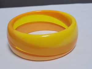 Nouveau bracelet jonc en résine jaune-orange, design classique et élégant en acrylique épais, bijou unisexe tendance pour femme, idéal pour un mariage - Product Image 3