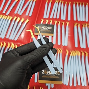 Pinzas para Pestañas de Acero Inoxidable con Logotipo Personalizado Más Vendidas, Punta Dorada de Alta Calidad, Recubrimiento en Polvo Azul, Agarre Suave, Empaque Personalizado - Product Image 3