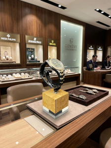 Nuevo Diseño Moderno de Exhibidor de Relojes de Acrílico Transparente con Base Metálica, Impresión de Logotipo Gratuita, Promoción para Tiendas y Escaparates - Product Image 5