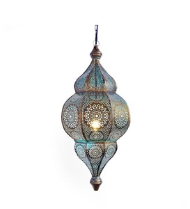 Linterna colgante marroquí de hierro y metal de primera calidad con patrón de filigrana detallado para interiores de estilo bohemio exótico - Product Image 2