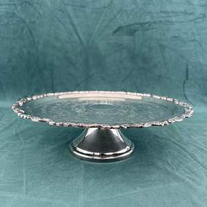 Soporte de pastel de metal duradero con base de pedestal elevada diseñada para la estabilidad y la presentación elegante en ocasiones de comedor formal - Product Image 1