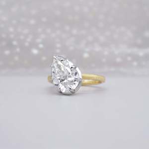 Bague de fiançailles solitaire en diamant de laboratoire avec diamant taille poire certifié IGI, alliance pour femme - Product Image 3
