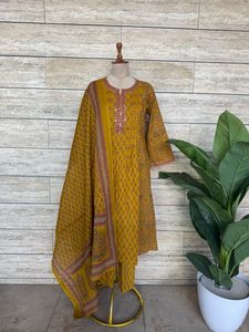 Ensemble Kurta confortable avec pantalon et dupatta pour femmes, costume 3 pièces, couleurs personnalisées et approvisionnement en gros au meilleur prix de gros - Product Image 3