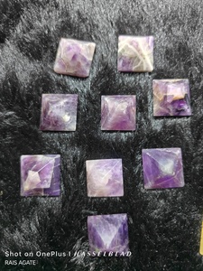 Cristal naturel de pierre de pyramide d'améthyste de haute qualité utilisé pour la guérison et l'astrologie Pyramide pour la grille de Reiki et la correction de Vastu - Product Image 2