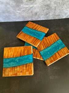 Ensemble de dessous-de-verre en bois avec résine époxy bleue, dessous-de-verre carré en bois de rivière avec support pour la protection de la table de bar à domicile, fabrication artisanale unique de luxe - Product Image 4