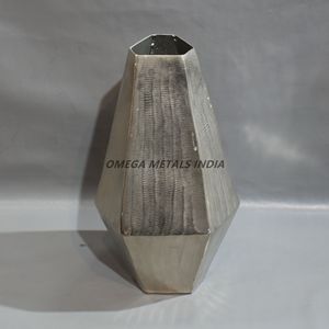 Florero de metal plateado hexagonal único al por mayor de fábrica con superficie texturizada para una decoración elegante del hogar y la Oficina - Product Image 1