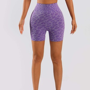 Shorts de yoga à imprimé léopard magnifiques, sans couture, taille haute, effet lifting des fesses, coupe ajustée, taille XL, trois points, élastique à la taille, froncé - Product Image 1