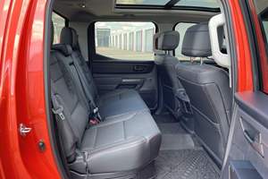 Camioneta Usada 2024 de Gran Tamaño y Alto Rendimiento Todoterreno 4X4 con Suspensión Reforzada, Sin Accidentes - Product Image 5