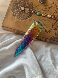 ไทเทเนียมออร่าออบซิเดียนหัวลูกศรแกะสลักสีรุ้งแบบทำมือโครงการงานฝีมือธรรมชาติหินหมึกของขวัญสำหรับเธอ - Product Image 6