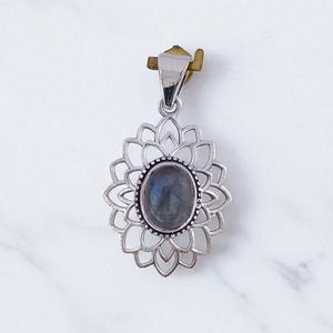 Colgante de Piedra Lunar Elegante de Plata de Ley 925 de Lujo con Joyería Única Hecha a Mano - Product Image 3