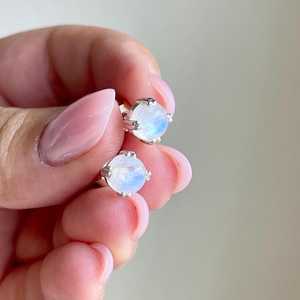 Pendientes de tuerca redondos con piedra lunar blanca, estilo bohemio, de plata de ley 925, con diseño de piedra de nacimiento de junio, idea de regalo de joyería fina para mamá - Product Image 2