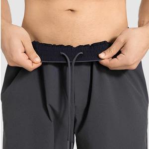 Pantalones cortos de gimnasio de nailon para hombre con logotipo personalizado con bolsillo, pantalones cortos deportivos informales para correr y entrenar con patrón sólido ecológico - Product Image 2