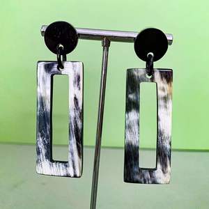 Boucles d'oreilles en corne de bœuf polies à la main, brillance naturelle, fabricant et fournisseur d'Inde, pour les événements de fête et de mode - Product Image 4