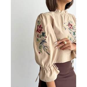 Chemisier à manches longues brodé de fleurs pour femmes Topshow, vente en gros de chemises - Product Image 5