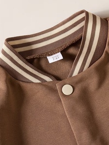 เสื้อแจ็คเก็ตวาร์ซิตี้สีน้ำตาลสำหรับผู้ชายไซส์ใหญ่ พร้อมลายปักเครื่องบิน ทรงปกติ ปกคอพับ ติดกระดุม แบบยูนิเซ็กส์ สวมใส่สบายๆ - Product Image 3