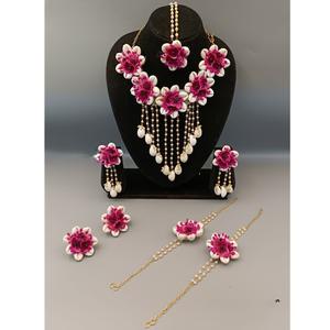 Hermoso conjunto de joyas de flores artificiales para Haldi Mehndi y conjunto de collar de flores nupciales con pendientes y cadena de mano para mujer - Product Image 1