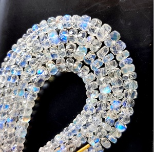 ลูกปัดมูนสโตนสีรุ้งธรรมชาติทรงเหลี่ยมขนาด 3-5.5 มม. ความยาว 4 นิ้ว 40+ เม็ดต่อเส้น สีขาว แบบหลวม นำเข้าจาก Coszcalt รับรองโดยบุคคลที่สาม - Product Image 2