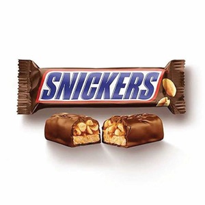 Snickers ในแพ็คสารพันพร้อมสำหรับการจัดส่งและการจัดจำหน่าย