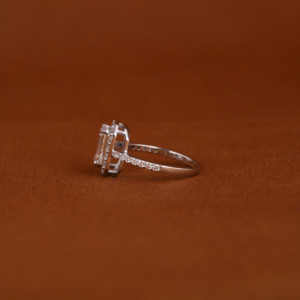 Bague de fiançailles en plaqué or massif 14KT faite à la main en laboratoire avec diamant Halo pour femme certifiée IGI - Product Image 3