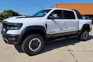 RAM 1500 TRX 2021, Bajo Kilometraje, Caja de Cambios Automática, Volante a la Izquierda, Neumáticos R20, Estado Oscuro - Product Image 3