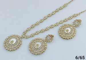 Ensemble de collier long fantaisie en pierre traditionnelle et à la mode indienne plaquée or avec ensemble de bijoux de boucles d'oreilles pour femmes - Product Image 5