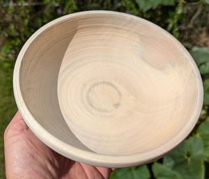 Cuenco para servir lineal de madera natural hecho a mano Craft Emporium, utensilios de cocina biodegradables y desechables - Product Image 1