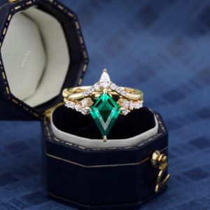 Juego de boda de 2 piezas de joyería de esmeralda de oro amarillo sólido de 10K, anillo de compromiso de Esmeralda con corte de cometa emparejado con banda de boda de moissanita - Product Image 3