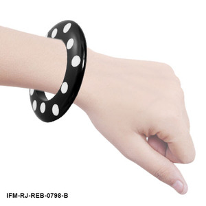 Bracelet en résine à pois noirs et blancs fait à la main, bijoux audacieux géométriques et tendance pour femmes - Product Image 6