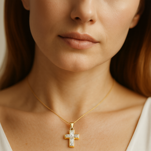 Colgante de Cruz de Joyería Religiosa Hecha a Mano en Oro Amarillo de 14K con Piedras de Circonia Cúbica con Corte Princesa Baguette al por Mayor - Product Image 4