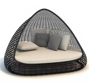 Lit de repos sculptural « Nest » avec auvent rétractable - Product Image 1