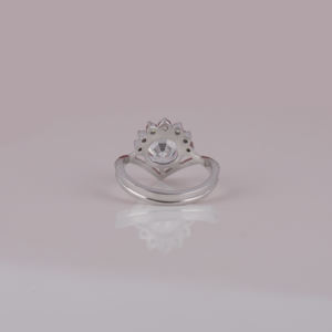 Anillo de compromiso de diamante cultivado en laboratorio con corte redondo, chapado en oro sólido de 10KT, certificado IGI, su regalo perfecto para cumpleaños - Product Image 4