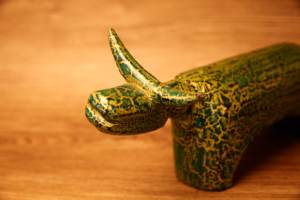 Statue de buffle en laque verte de luxe avec cloche - Figurine de taureau vietnamienne artisanale Feng Shui pour la décoration intérieure et cadeau d'affaires - Product Image 3