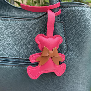 Симпатичная Сумка-медведь из искусственной кожи с кулоном, мультяшный медведь, хлопковая бижутерия, кулон, сумка-Шарм, аксессуары для животных, металлический брелок - Product Image 2