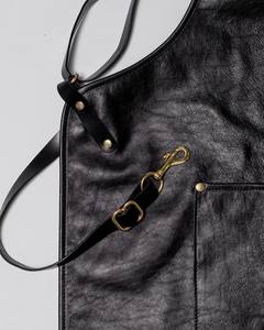 Tablier de travail en cuir noir avec bretelles croisées réglables, tablier de chef en cuir, coutures renforcées, tablier en cuir avec poches avant - Product Image 4