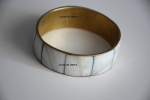 Brazalete de Latón con Madreperla Hecho a Mano, Elegante Brazalete con Incrustaciones, Joyería Étnica de Moda para Mujer, Colección ZAMZAM No Tóxica - Product Image 3
