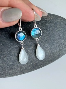 Boucles d'oreilles pendantes en double labradorite et pierre de lune, ton neutre, cadeau pour maman, argent sterling 925, pierre de naissance de juin, Enigma - Product Image 3