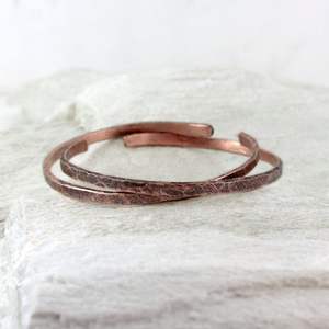 Bracelet en métal fait main mettant en valeur l'artisanat de haute qualité avec un design unique, une finition durable et un attrait artistique - Product Image 5